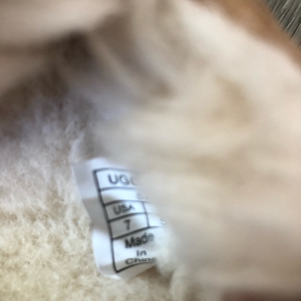 New UGG Dakota water resistant slipper - Picture 7 of 11